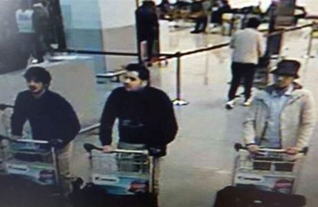 Belgická policie zveřejnila fotografii tří podezřelých z útoku na letišti v Bruselu.