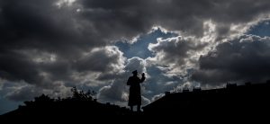 Rusko vztyčuje nové Koněvy. A sochu dětí vydává za „důkaz vraždy“