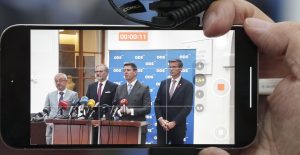 Útoky člena ODS na novináře. Mediální organizace to kritizují, strana k tomu mlčí