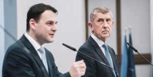 Peníze pro naše lidi? Ne, raději zbraně. Jak si ministr Macinka cintá pentli