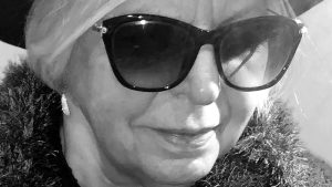 „Slepá, chudák, tak mladá a slepá…“ slýchala, když vyšla ven s bílou holí