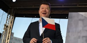 Guten tag všem patriotům přeje Okamura. Na rozhovor ho ulovila německá školačka