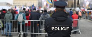 Policii se odpor neklade, potvrdil soud. Ženy, která policistu udeřila, se ale zastal