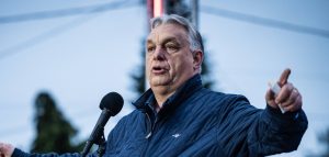 Chaos v Orbánově zájmu. Příliš mnoho pozorovatelů maďarských voleb